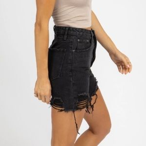 WASHED BLACK MID-THIGH DENIM SHORTS